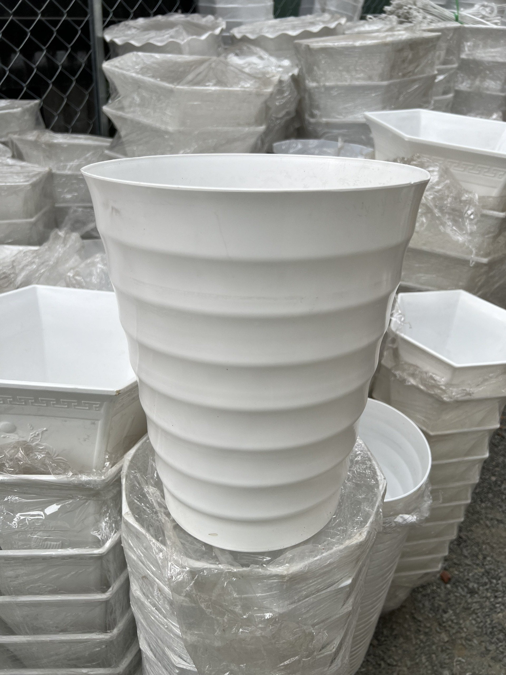 Chậu hoa vòng tròn bé 245*167*300 màu trắng