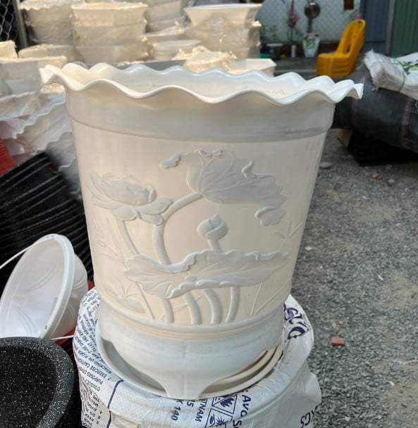 Chậu hoa ba chân 41*40 màu trắng (S2)