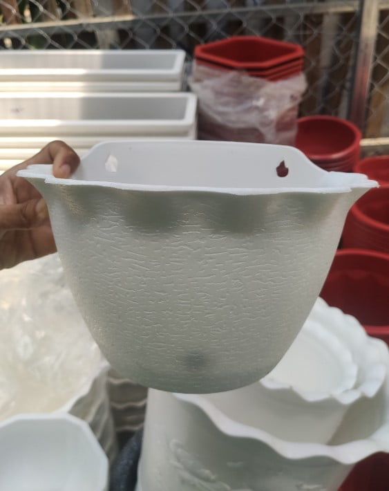 Chậu hoa ốp tường viền tim màu trắng (có đế lót)