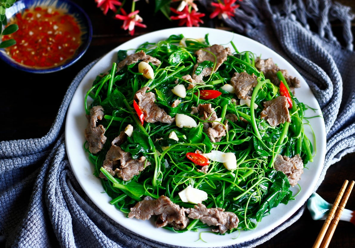 Thưởng thức hương vị núi rừng với món rau rừng Gia Lai xào bò